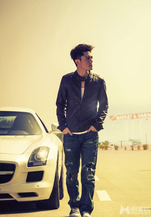 霍建华牛仔裤皮衣帅气携车写真