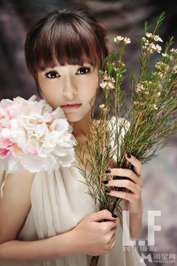 女演员唐嫣清纯可人写真