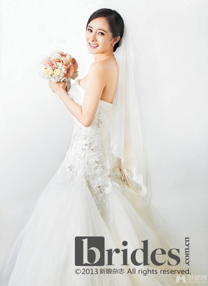 杨幂深V裸背露肩唯美婚纱写真