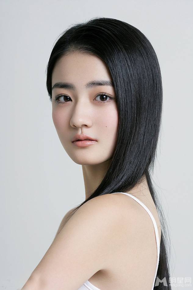 95后小花旦徐璐清新靓丽写真