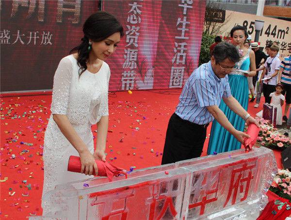 杨恭如出席活动 优雅白裙女神范