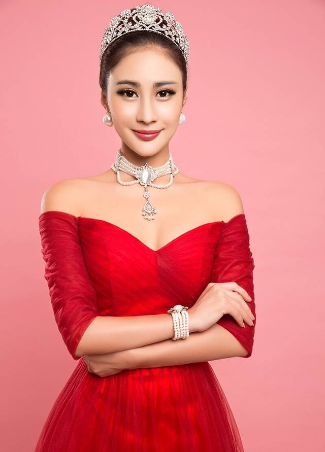 美女明星模特安金莉娅红裙惊艳写真