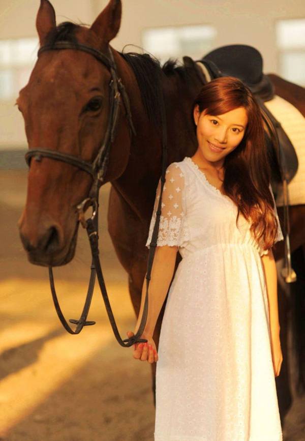 蔡蝶白色衣裙马场写真美若少女