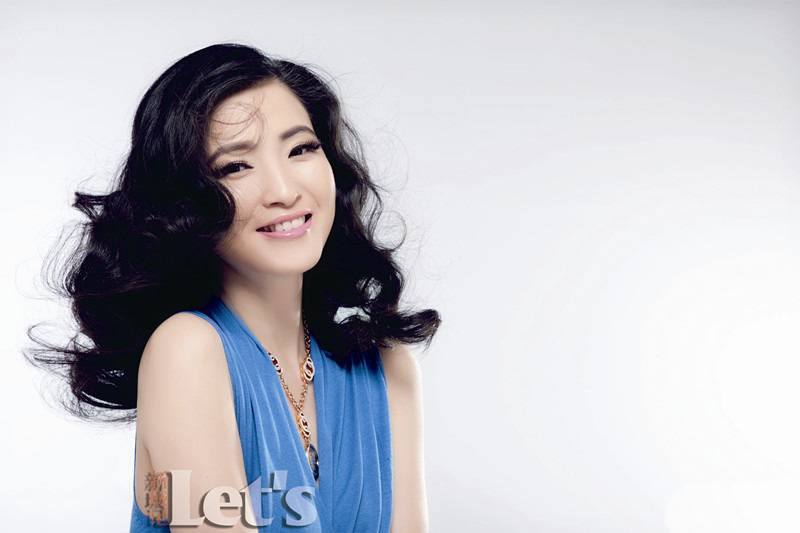龚蓓�甜美高贵写真神似赫本