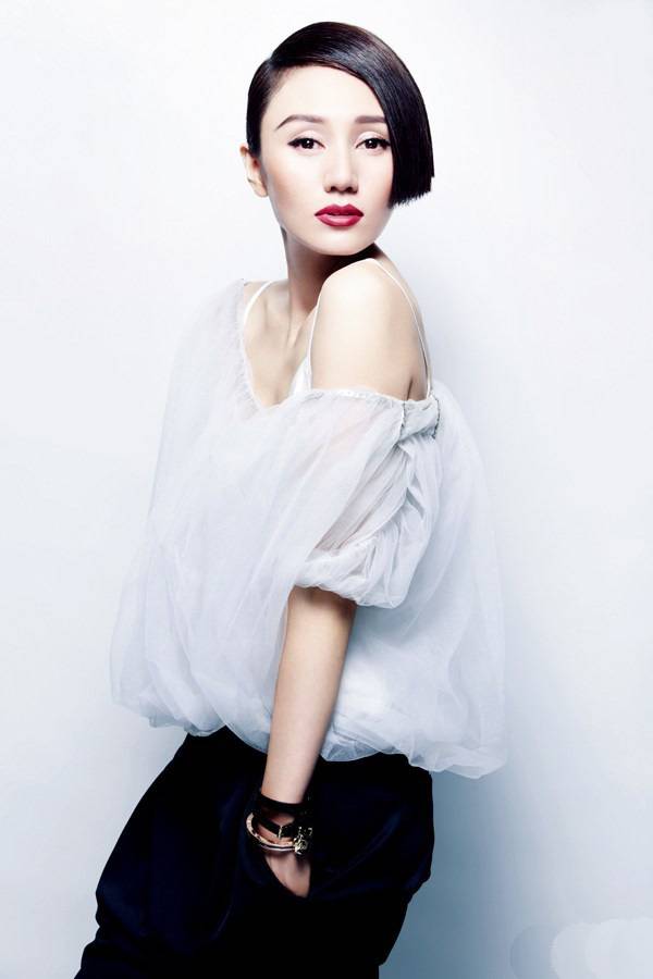 袁泉烈焰红唇冷艳魅惑写真