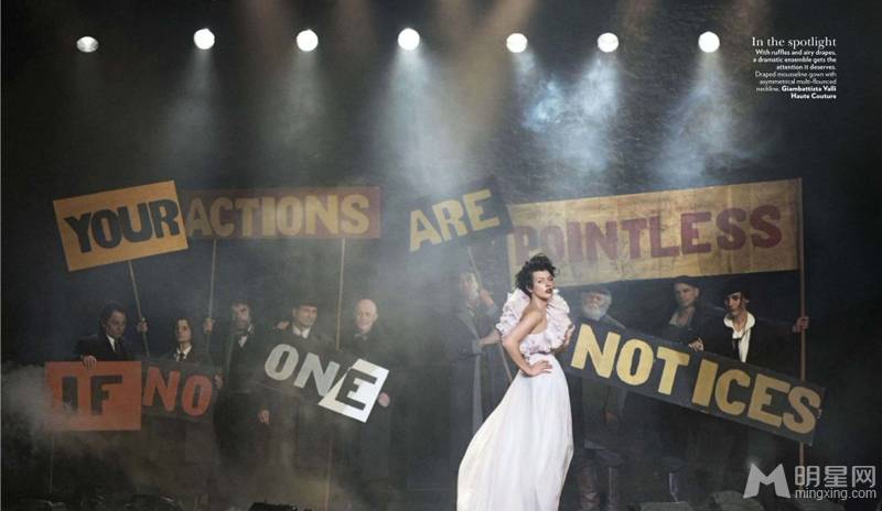 美国美女演员米拉・乔沃维奇女王范十足