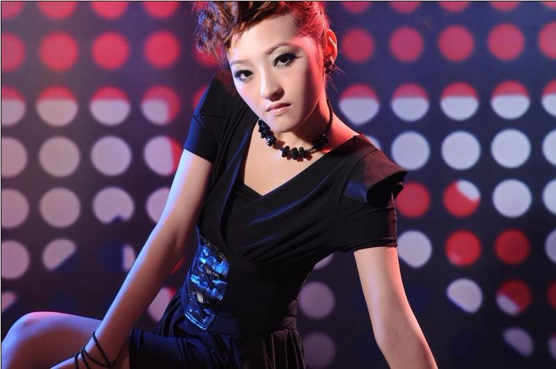 俏美女陈兴瑜个性写真组图冷艳动感