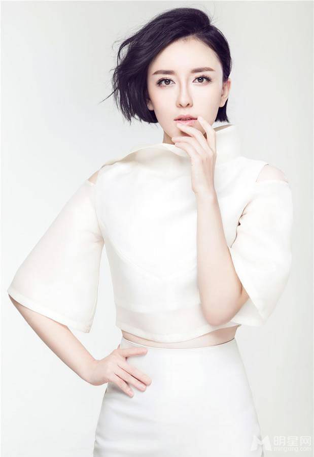 美女吕佳容恬静淡雅封面写真