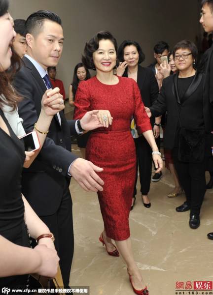 林青霞红裙出展成都与高层亲密互动