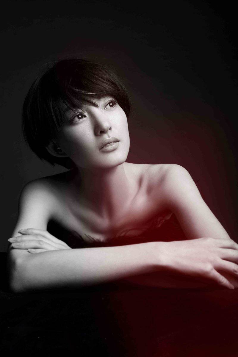 美女王丽坤短发黑白写真诠释伤感