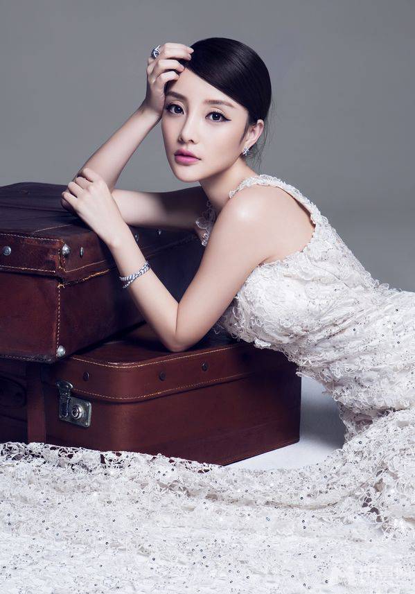 李小璐美丽婚纱尽展窈窕身姿写真