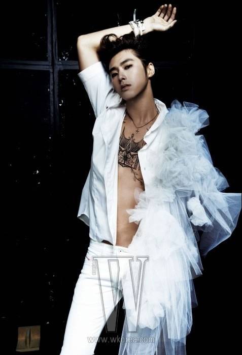东方神起郑允浩杂志时尚写真