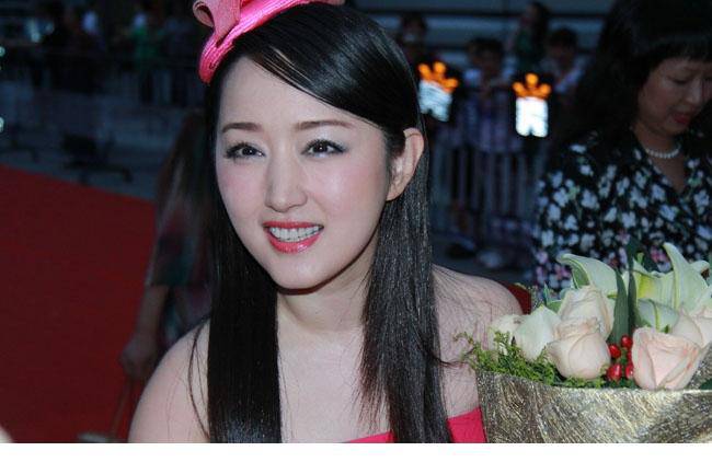 歌手杨莹玉复出照 装扮清纯似少女