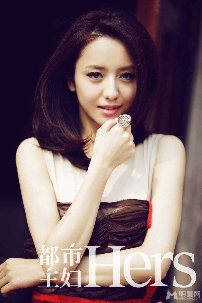 中国女演员佟丽娅尽展时尚成熟魅力