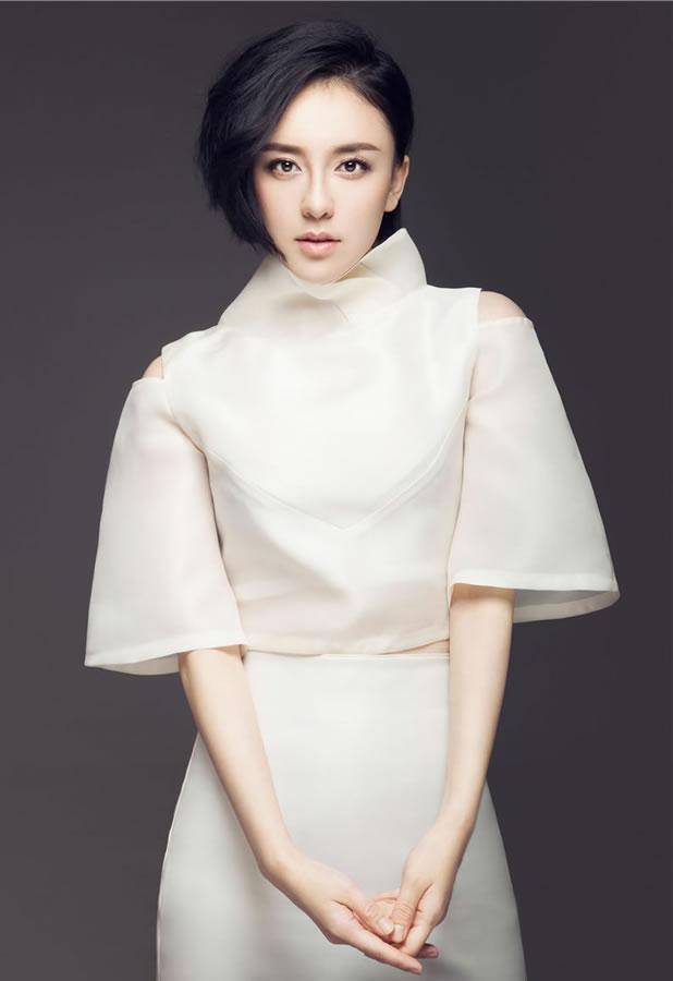 美女吕佳容恬静淡雅封面写真
