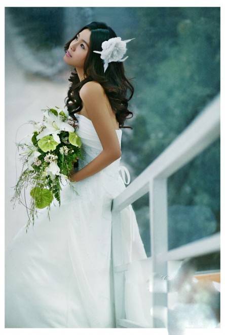 于娜白色个性婚纱大片展优雅身姿