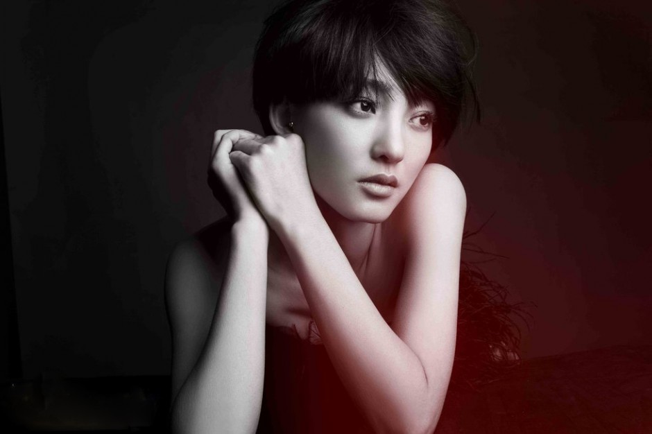 美女王丽坤短发黑白写真诠释伤感
