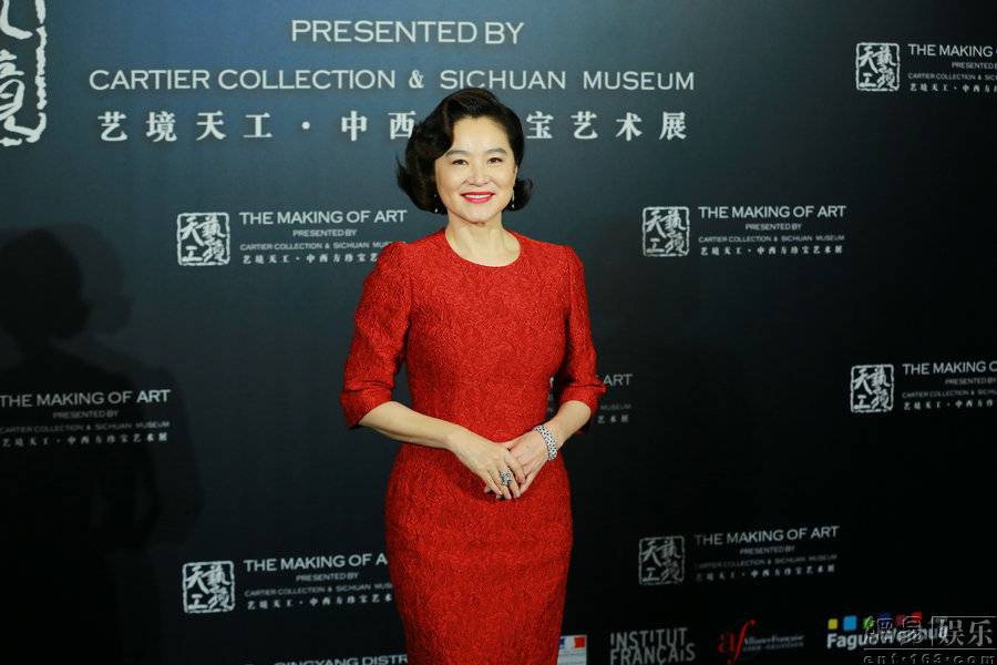 林青霞红裙出展成都与高层亲密互动