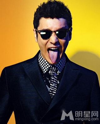 黄晓明大展鬼马精神魅力十足