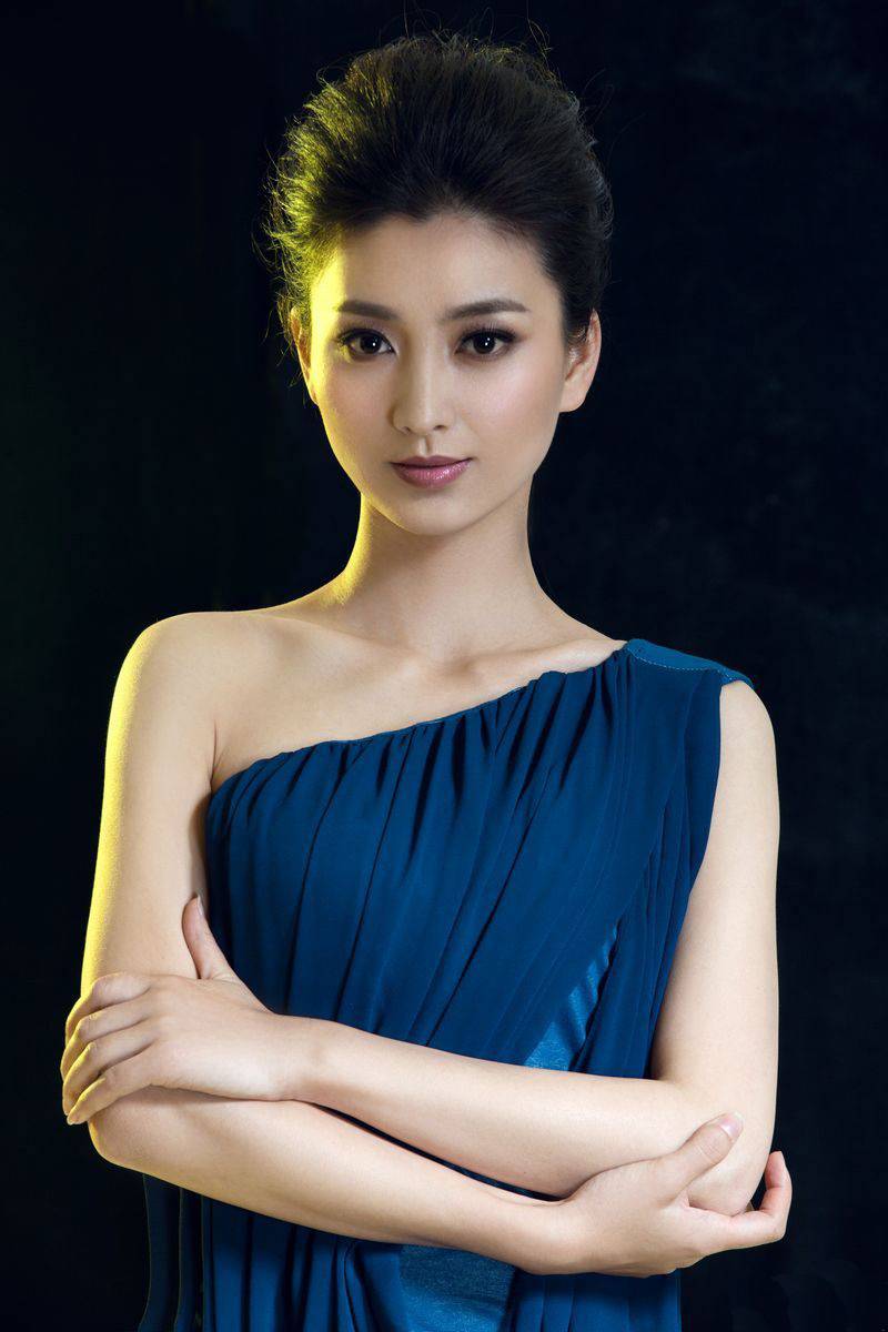 美女演员斓曦蓝裙清纯写真