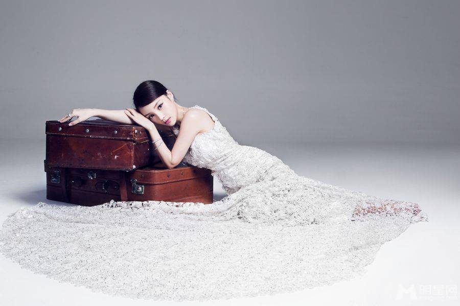 李小璐美丽婚纱尽展窈窕身姿写真