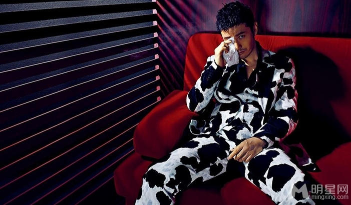 黄晓明大展鬼马精神魅力十足