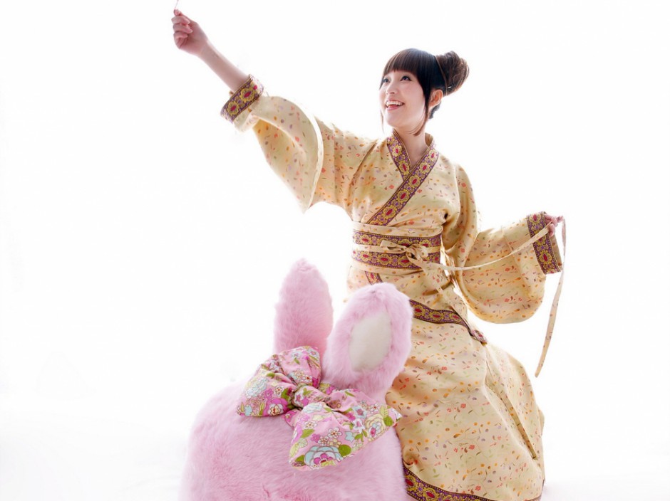 金莎古装服兔娃娃为伴甜美可爱