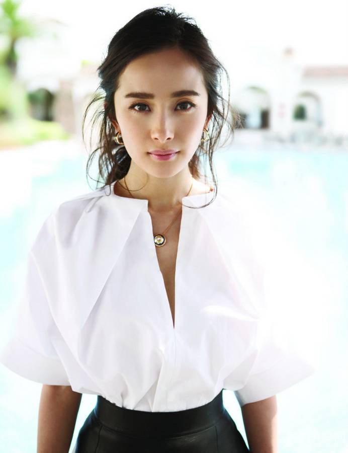 杨幂夏日灵动写真变身成功女性