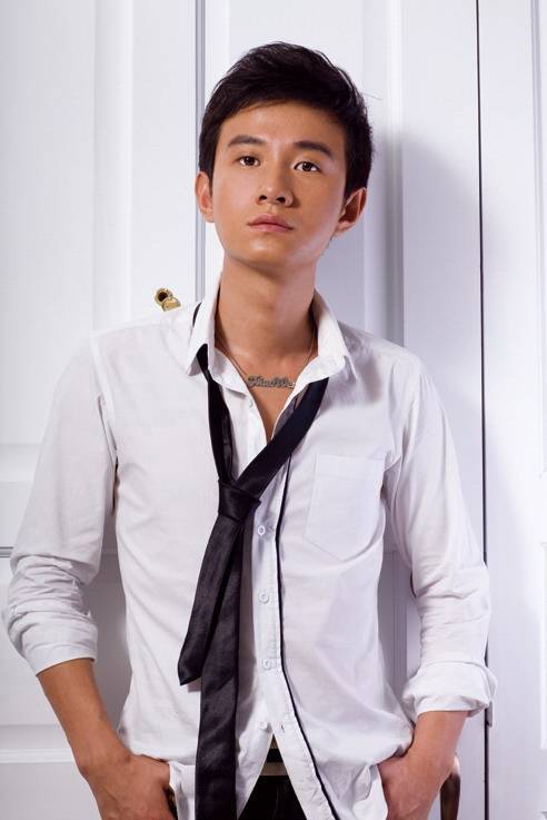 演员文章帅气写真尽显魅力一面