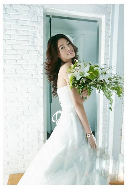于娜白色个性婚纱大片展优雅身姿