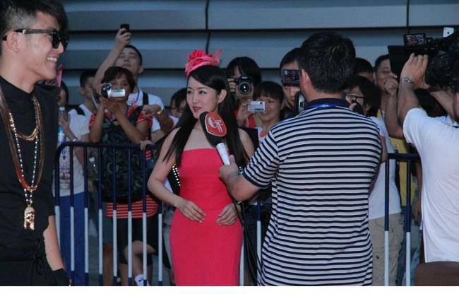 歌手杨莹玉复出照 装扮清纯似少女