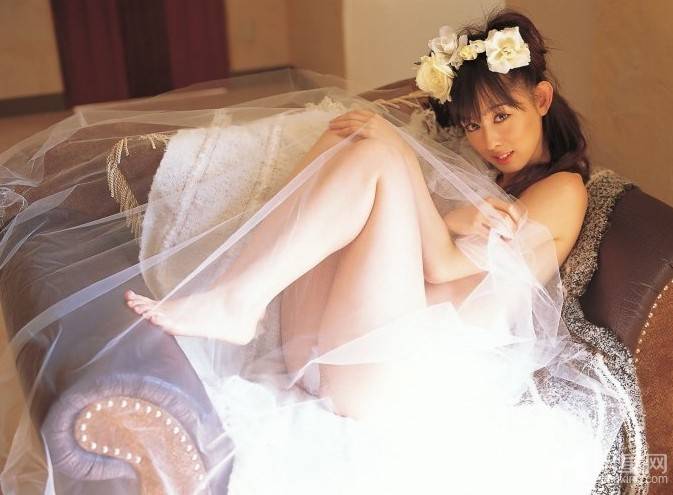 日本女星秋山莉奈尽显制服诱惑