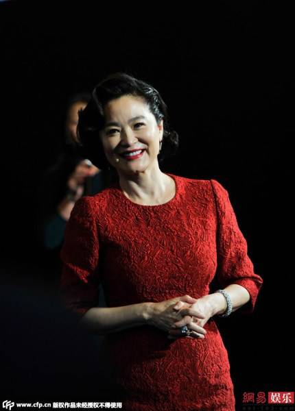 林青霞红裙出展成都与高层亲密互动