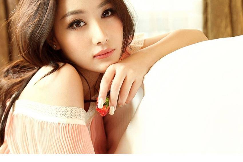 张馨予性感又不失甜美迷人写真