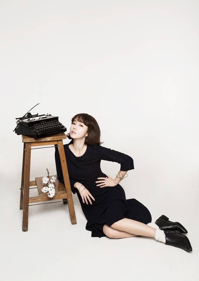 韩国女星李贞贤妩媚动人写真
