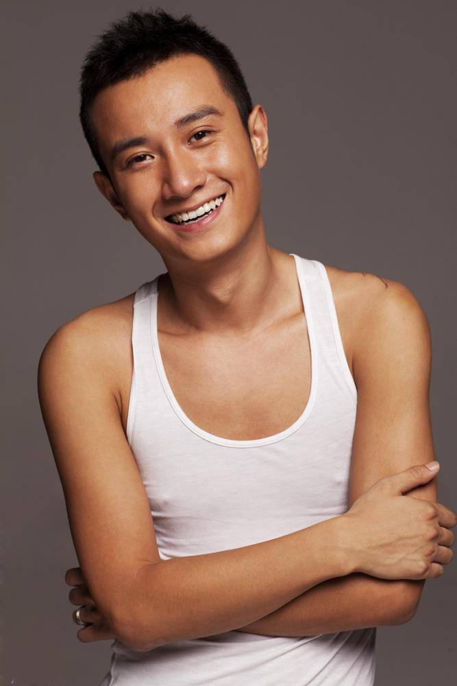 文章白色背心简约写真展男性魅力