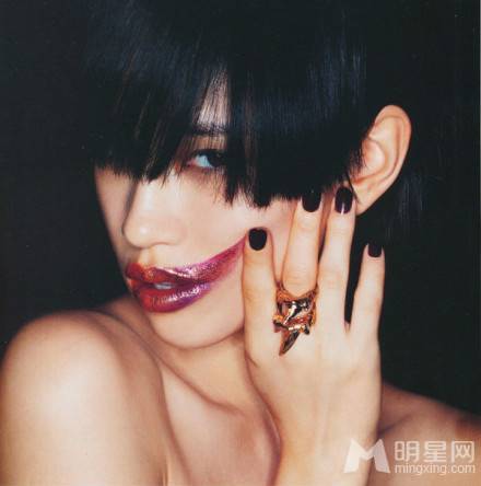 水原希子引领时尚潮流风尚写真