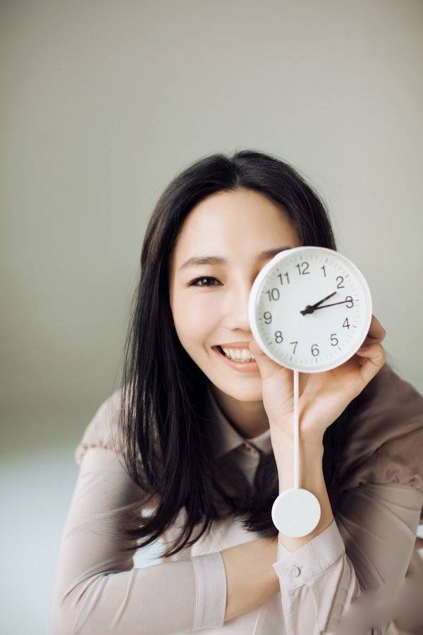 白百何封面写真显清新慵懒