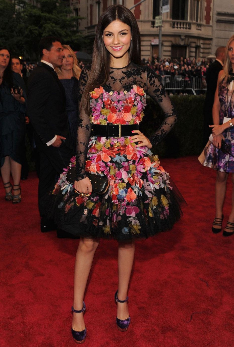 维多利亚-嘉丝蒂黑纱花朵透视装组图