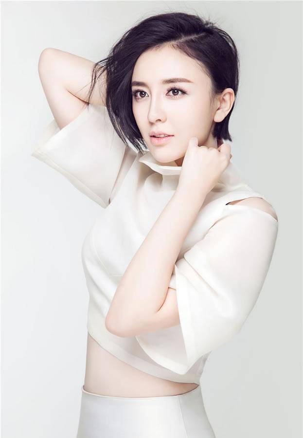 美女吕佳容恬静淡雅封面写真