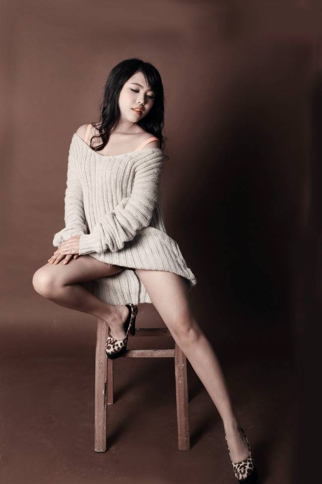 毛衣美女简约时尚单色调美拍图