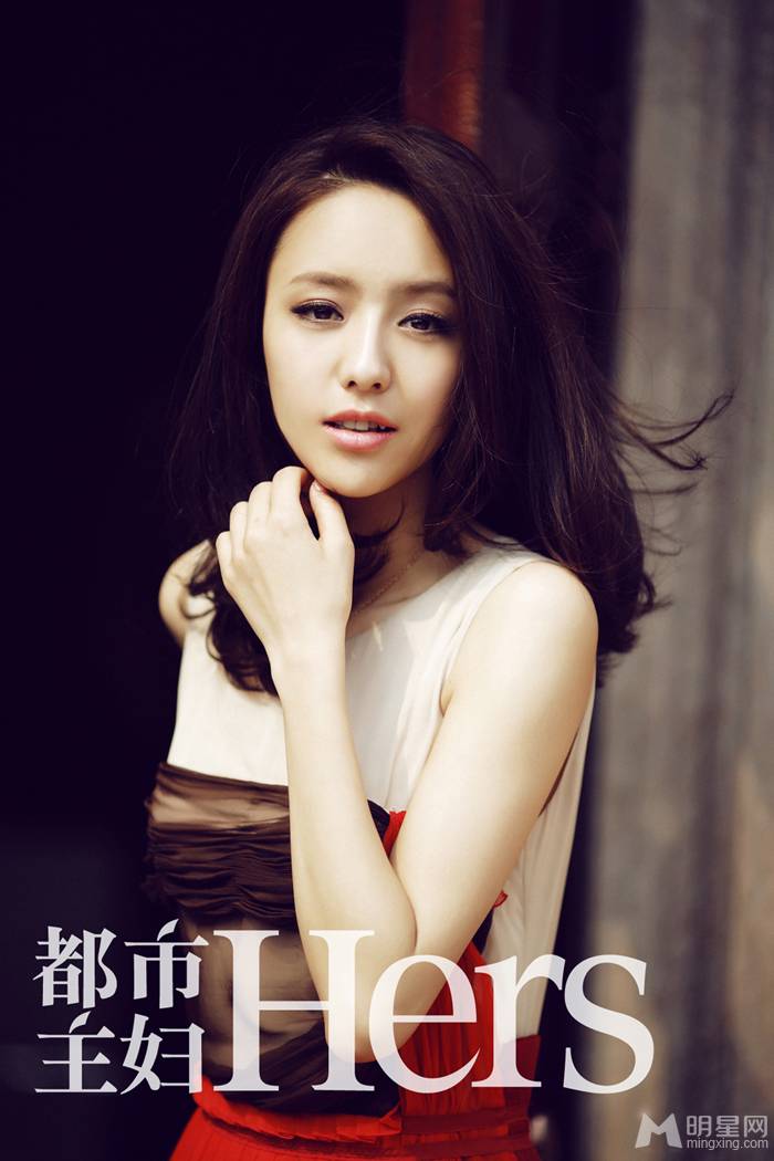 中国女演员佟丽娅尽展时尚成熟魅力