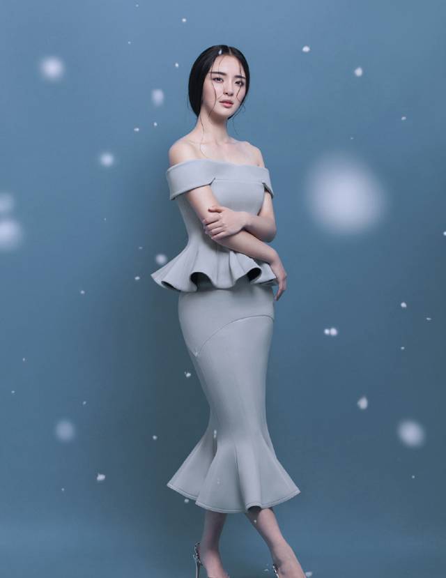 李莎�子微露性感锁骨迷人写真