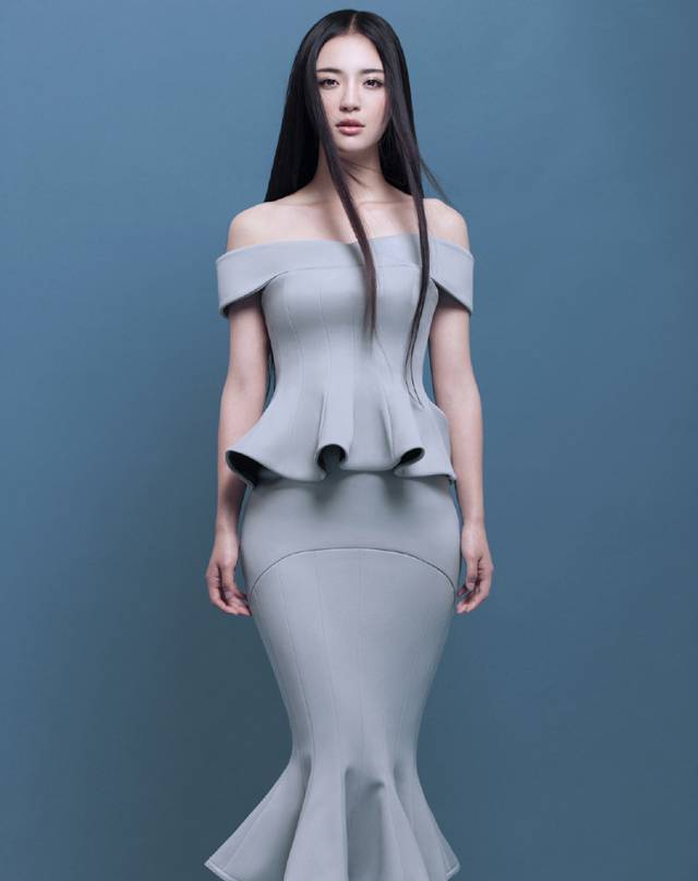 李莎�子微露性感锁骨迷人写真
