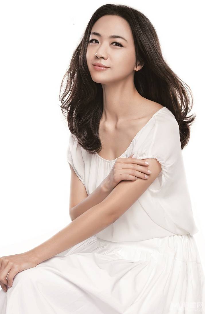 女神汤唯微露香肩性感妩媚组图
