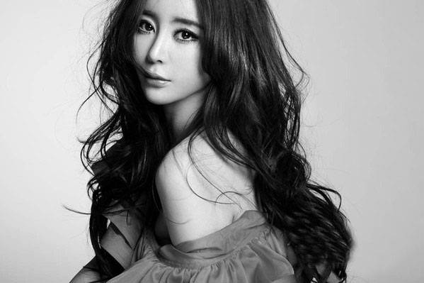 美女明星孙雅粉衣写真美丽动人