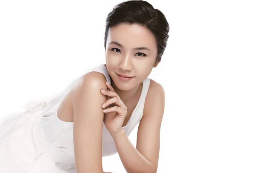 女神汤唯微露香肩性感妩媚组图