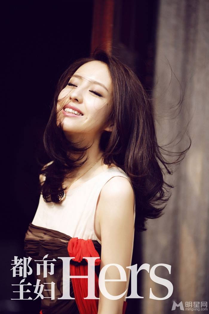 中国女演员佟丽娅尽展时尚成熟魅力