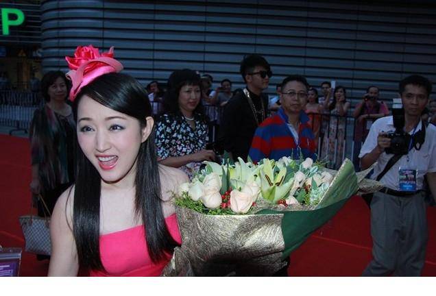 歌手杨莹玉复出照 装扮清纯似少女