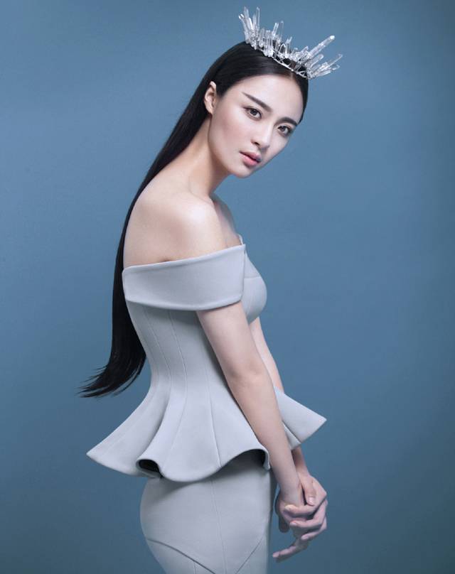 李莎�子微露性感锁骨迷人写真